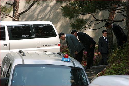 김승연 한화그룹 회장이 11일 오전 보복폭행사건과 관련해서 영장실질심사를 받기 위해 종로구 가회동 자택앞에서 대기중이던 경찰 승합차를 타고 떠나자 직원으로 보이는 사람들이 고개를 숙여 인사하고 있다. 